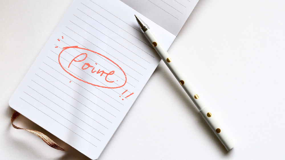 スマートフォンでクリニックを探す女性